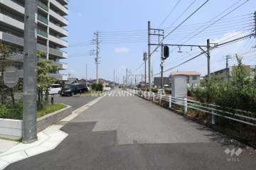 敷地南東側の前面道路（南西側から）