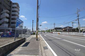 敷地北側の前面道路（東側から）