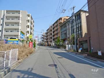 敷地北西側の前面道路（南西側から）