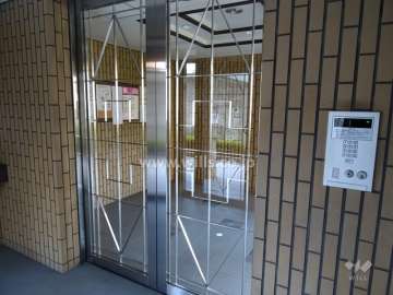 エントランスはオートロック付きです。