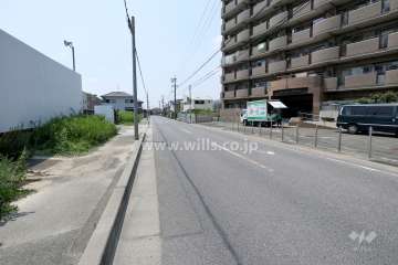 敷地南側の前面道路（東側から）