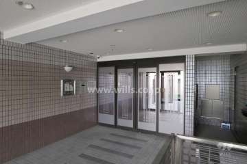 エントランスはオートロック付きです。