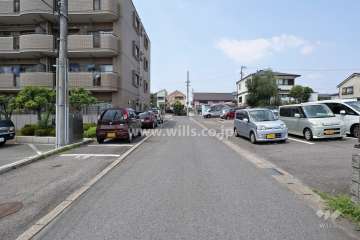 敷地東側の前面道路（南側から）