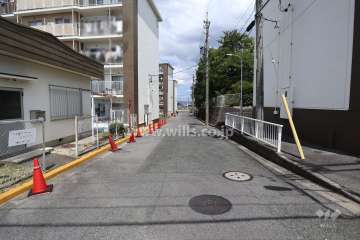 敷地西側の前面道路（南側から）