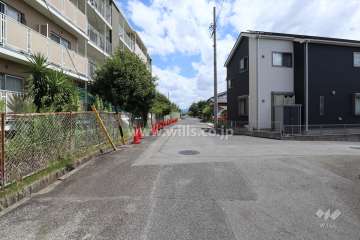 敷地南側の前面道路（西側から）