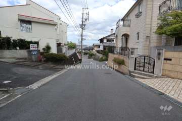 敷地東側の前面道路（南側から）