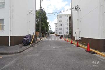 敷地西側の前面道路（北側から）