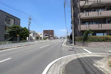 敷地東側の前面道路（南側から）