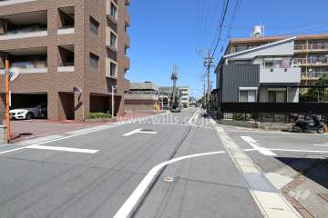 敷地東側の前面道路（南側から）