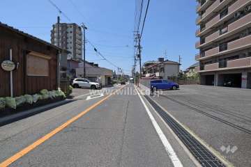 敷地南側の前面道路（東側から）