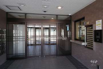 エントランスはオートロック付きです。