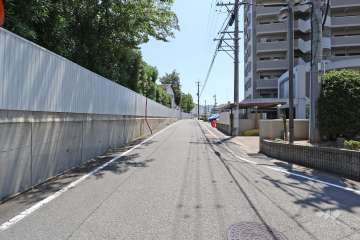 敷地北東側の前面道路（北西側から）