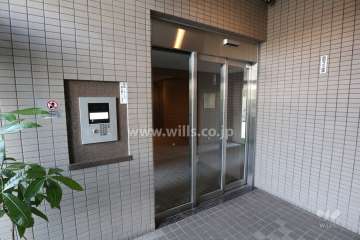 エントランスはオートロック付きです。