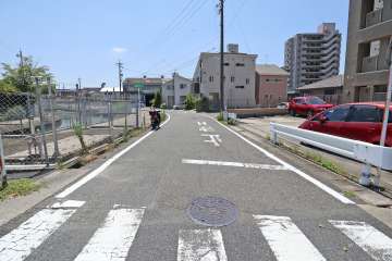 敷地東側の前面道路（北側から）