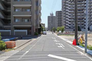 敷地西側の前面道路（北側から）