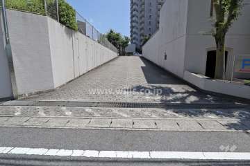 駐車場出入り口