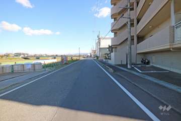 敷地北側の前面道路（西側から）