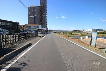 敷地北側の前面道路（東側から）