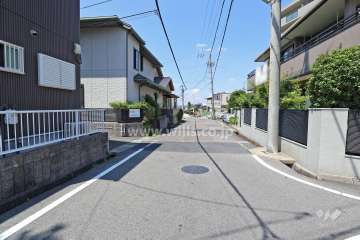 敷地南側の前面道路（東側から）