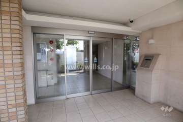 エントランスはオートロック付きです。