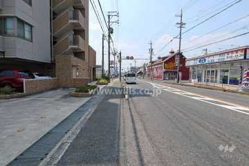 敷地北側の前面道路（東側から）