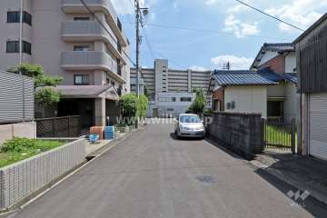 敷地西側の前面道路（北側から）