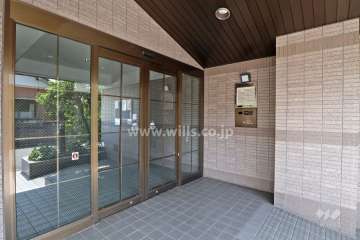 エントランスはオートロック付きです。