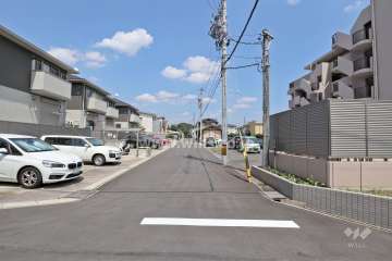 敷地北側の前面道路（西側から）
