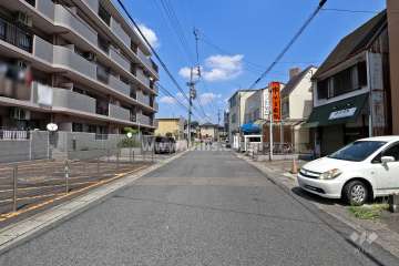 敷地南側の前面道路（西側から）