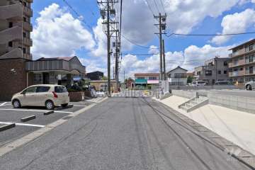 敷地北側の前面道路（東側から）
