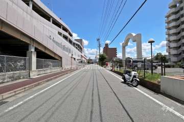 敷地北側の前面道路（西側から）