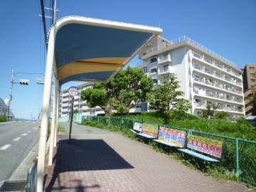 目の前にバス停があります。