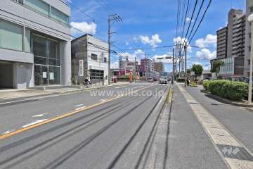 敷地北側の前面道路（西側から）