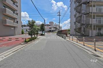 敷地東側の前面道路（北側から）