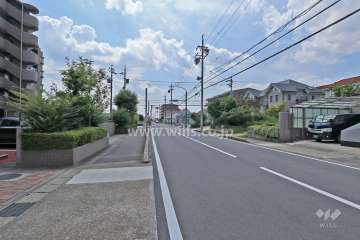 敷地北側の前面道路（東側から）