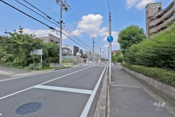 敷地北側の前面道路（西側から）