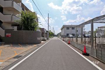 敷地北側の前面道路（東側から）