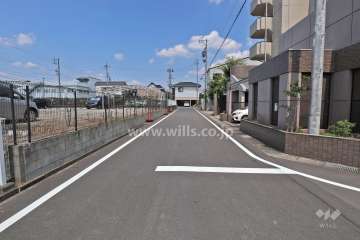 敷地北側の前面道路（西側から）