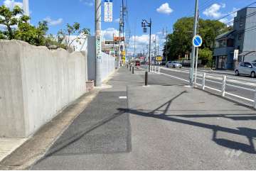 敷地南側の前面道路（西側から）