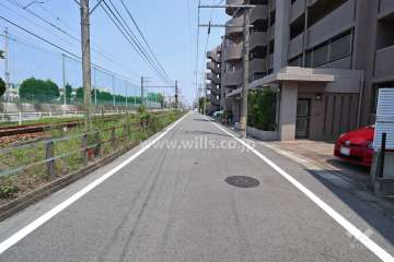 敷地北側の前面道路（西側から）