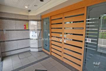 エントランスはオートロック付きです。