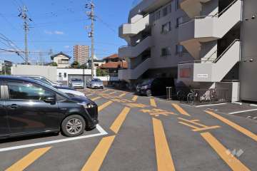 北東側にある敷地内駐車場（屋外平面式）