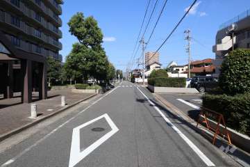 敷地の北側前面道路（東側から）