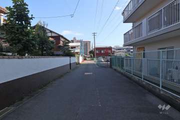 敷地の東側前面道路（北側から）