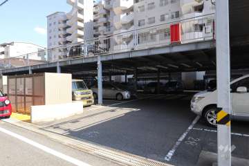 北側の駐車場出入り口