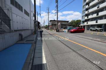 敷地南側の前面道路（東側から）
