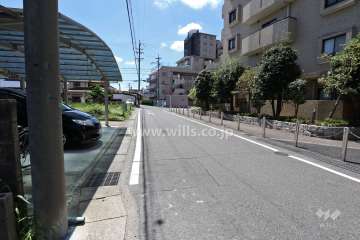 敷地東側の前面道路（北側から）
