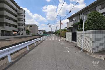 敷地北側の前面道路（東側から）