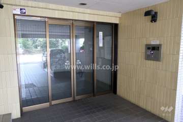 エントランスはオートロック付きです。