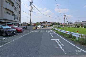 敷地北東側の前面道路（南東側から）